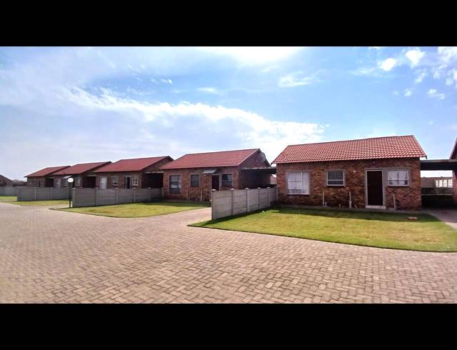2 BEDROOM TOWNHOUSE FOR SALE IN RIVERSDALE